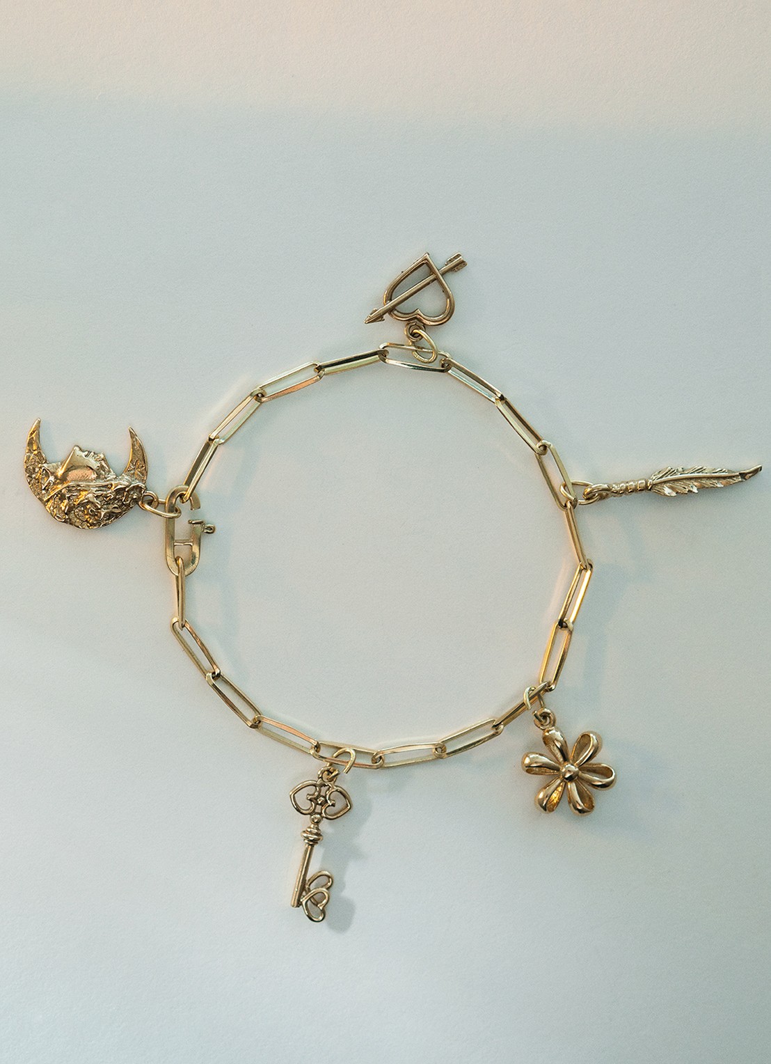 Studio Kroewe Moongirl hanger van 14 karaat geelgoud - detail 4 geelgoud