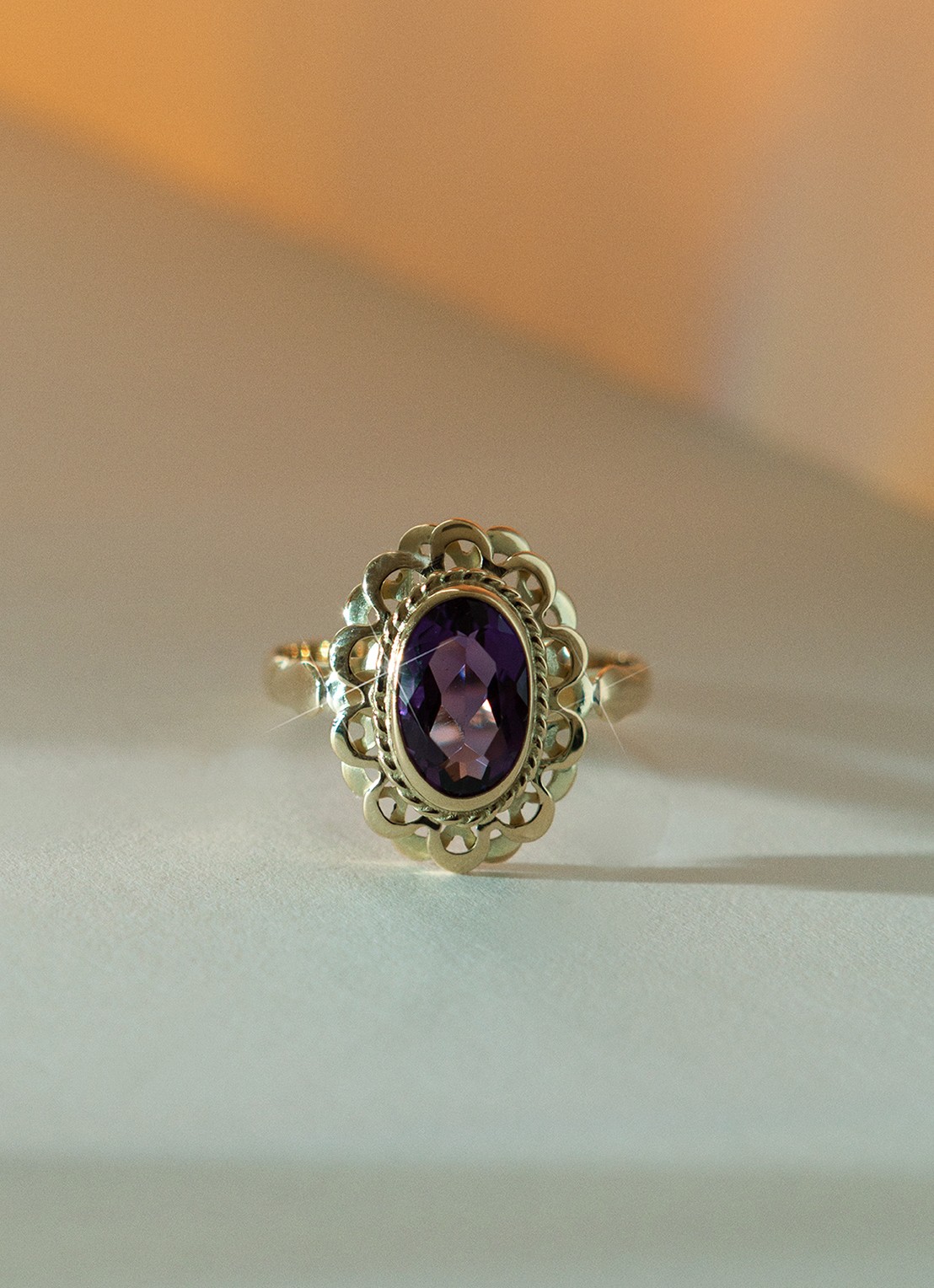 Studio Kroewe Violet Amethist ring van 14 karaat geelgoud - detail 3 geelgoud