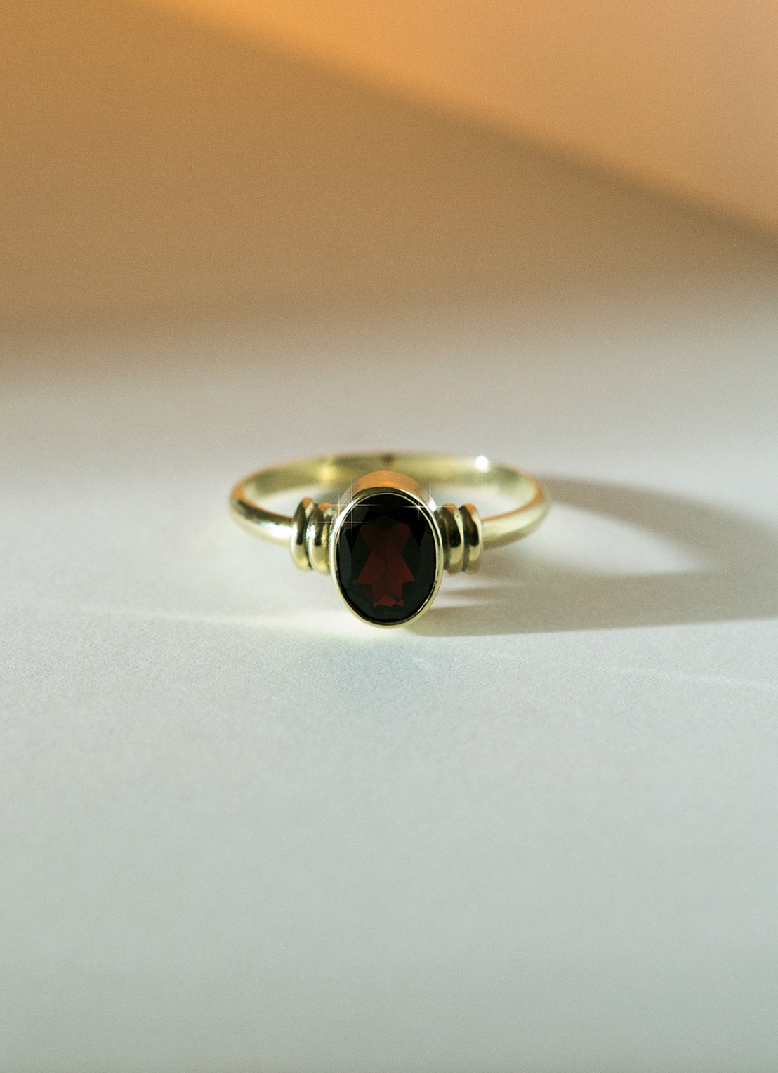 Studio Kroewe Winnie Granaat ring van 14 karaat geelgoud - detail 5 geelgoud