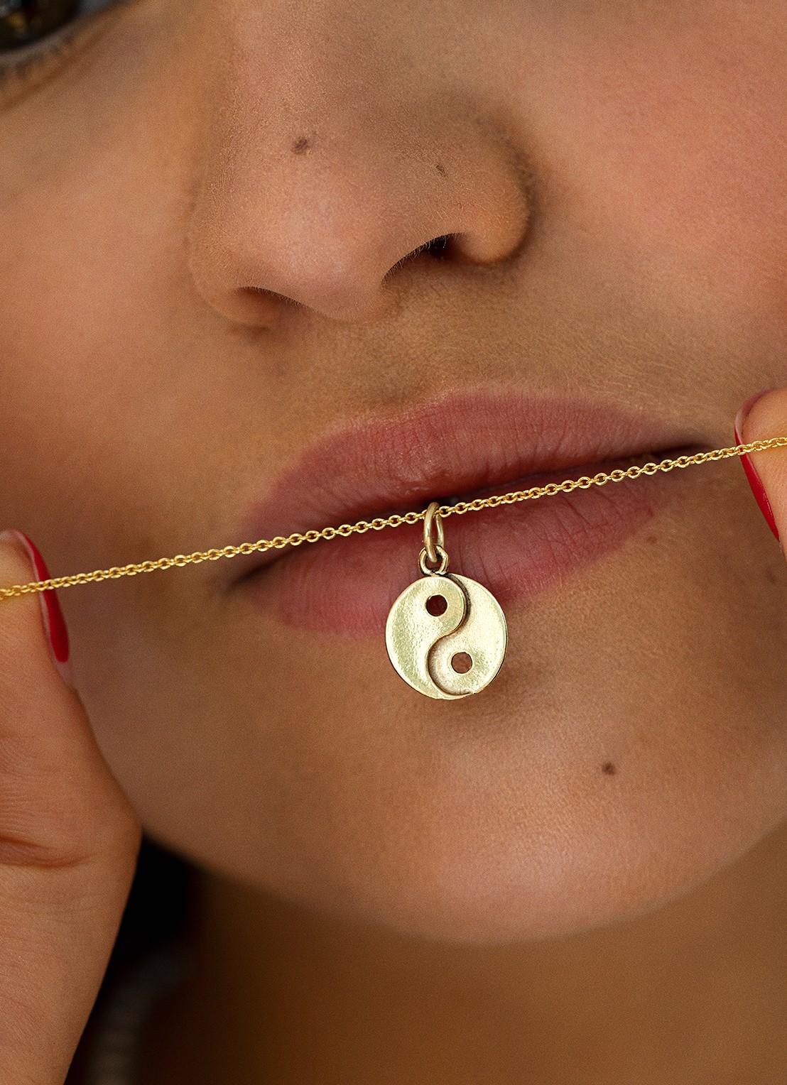 Studio Kroewe Yin Yang hanger van 14 karaat geelgoud - detail 3 geelgoud