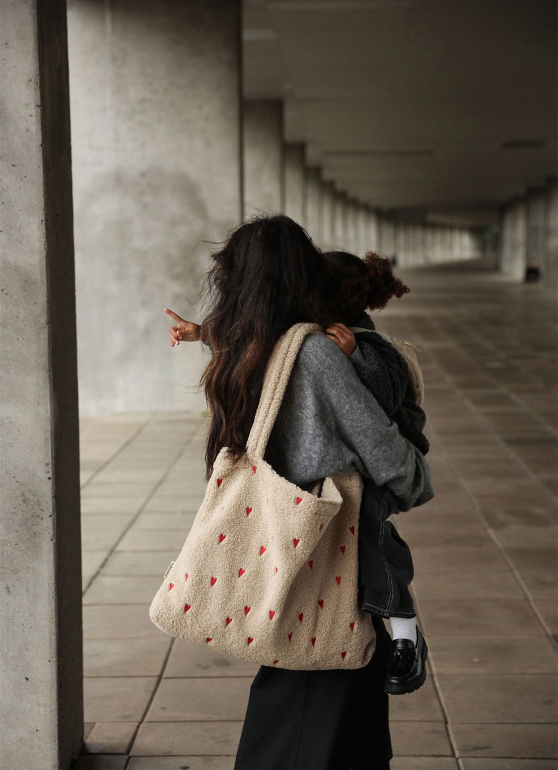 Studio Noos Hearts Mom-Bag van teddy met borduring - voorkant 5 donkerbeige
