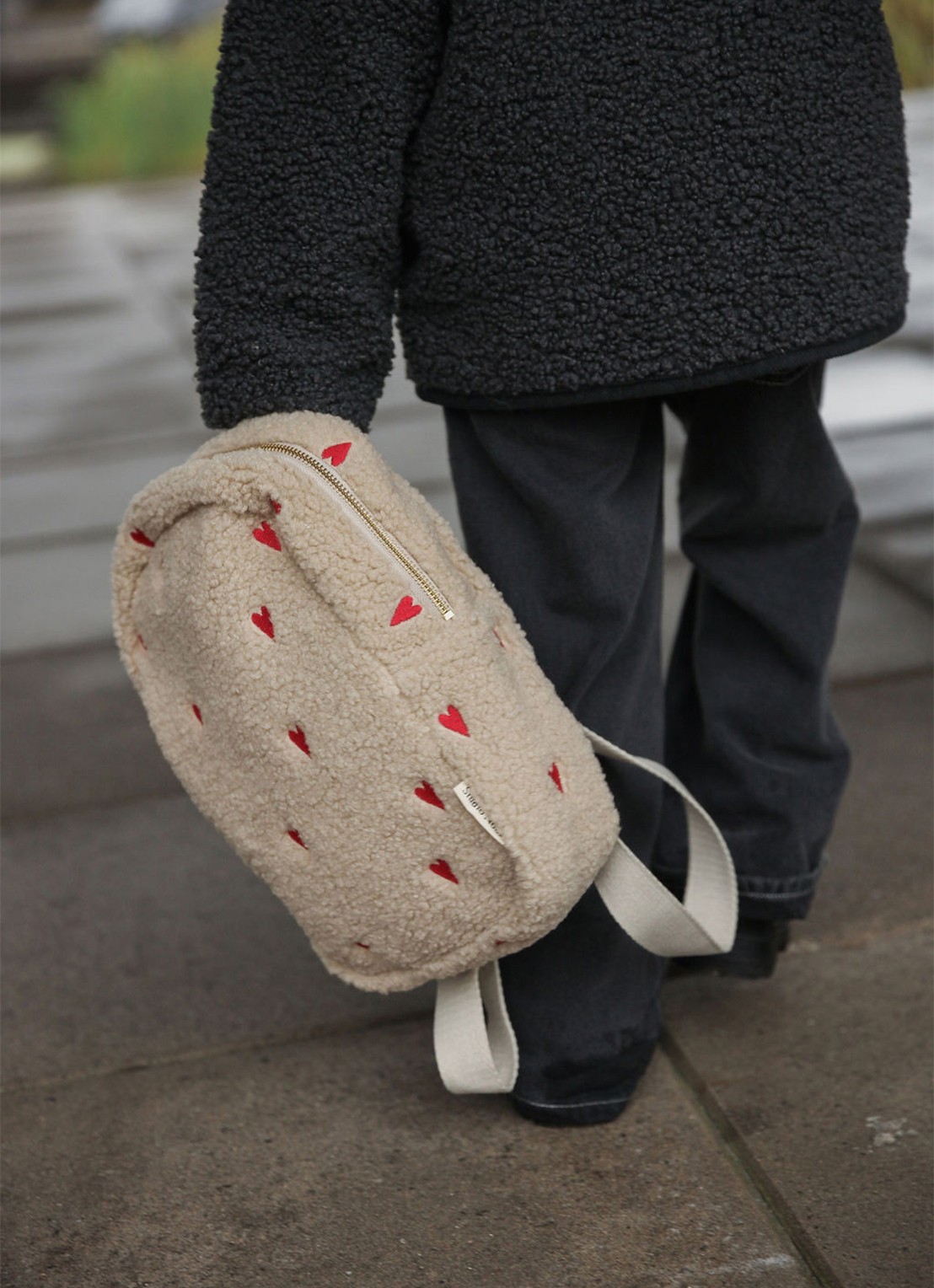 Studio Noos Hearts rugzak van teddy met borduring - voorkant 2 beige