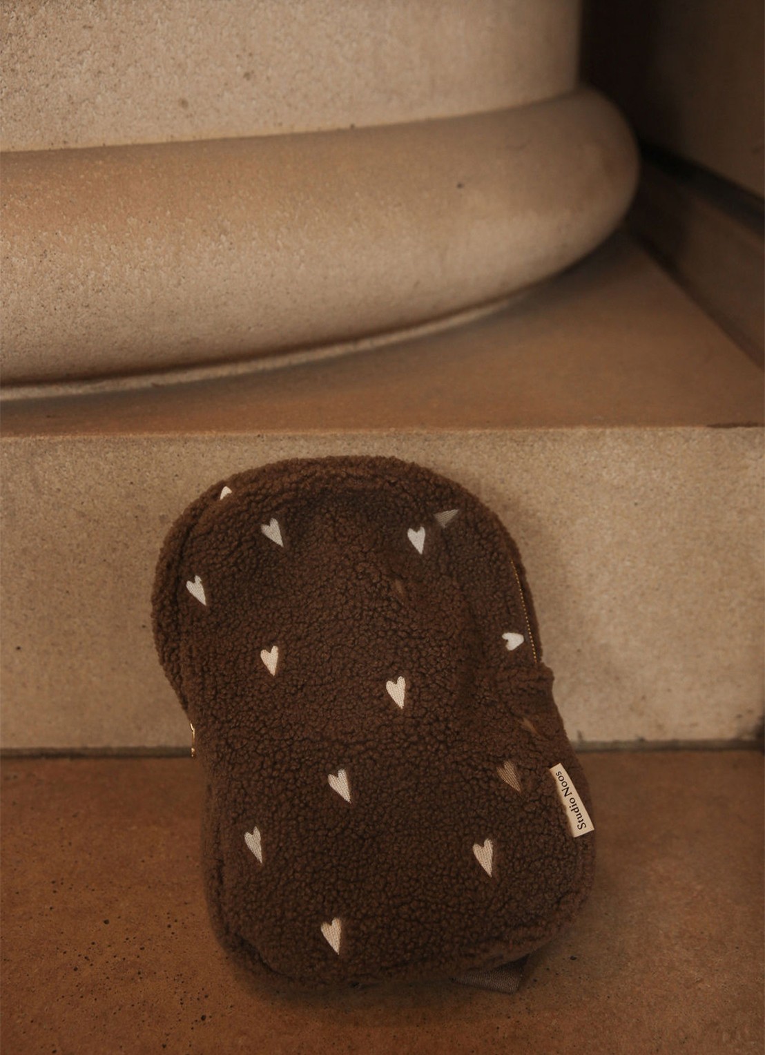 Studio Noos Hearts rugzak van teddy met borduring - voorkant 3 lichtbruin