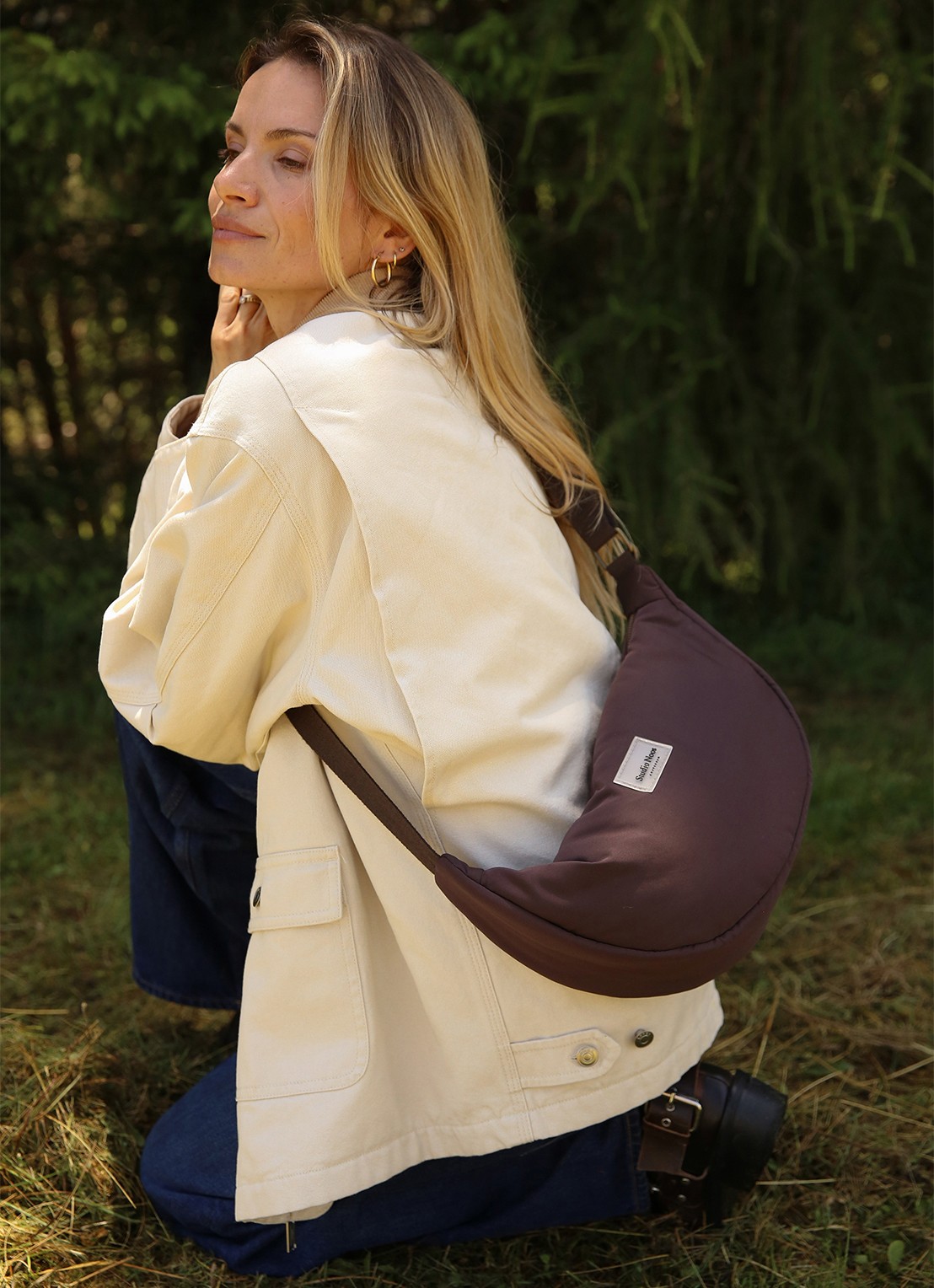 Studio Noos Puffy crossbodytas met verstelbare schouderriem - detail 7 donkerbruin