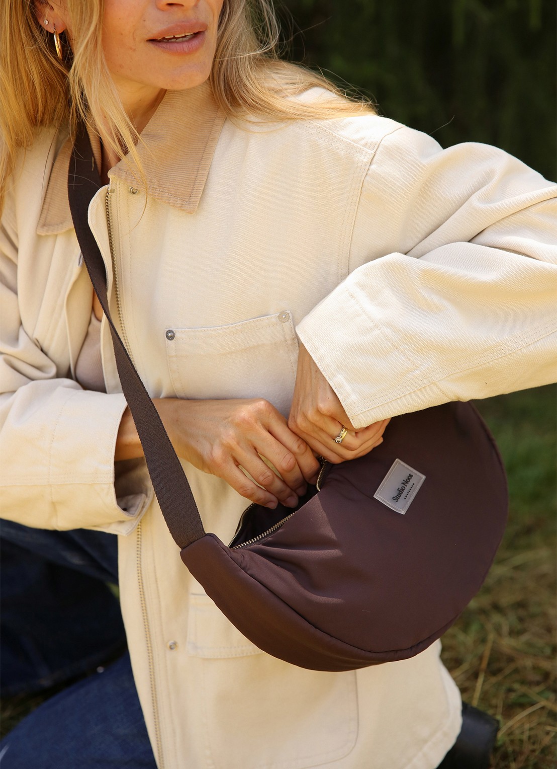 Studio Noos Puffy crossbodytas met verstelbare schouderriem - detail 8 donkerbruin