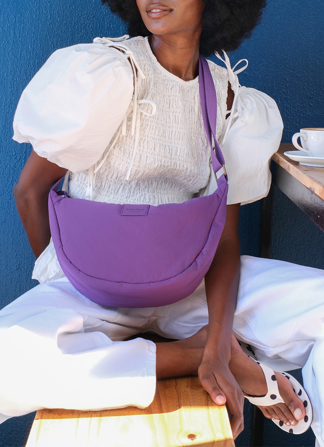 Studio Noos Textured Puffy crossbodytas met verstelbare schouderriem - voorkant 2 paars