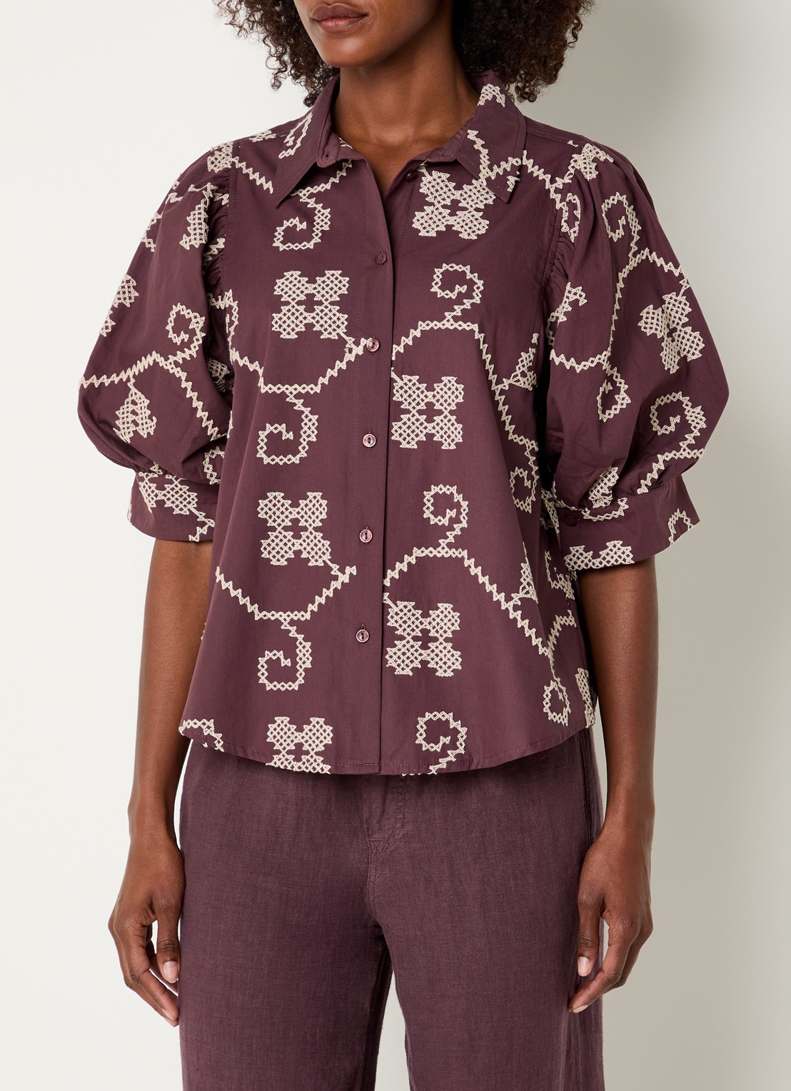 Summum Blouse met borduring en pofmouw - detail 2 aubergine