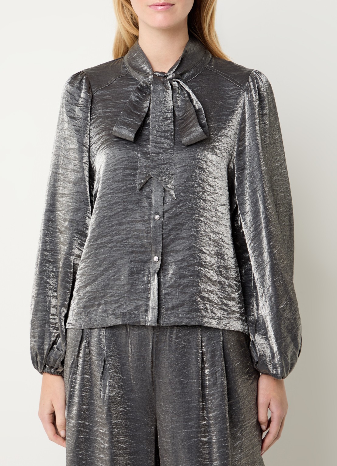 Summum Blouse met sjaalkraag en metallic finish - detail 4 middengrijs