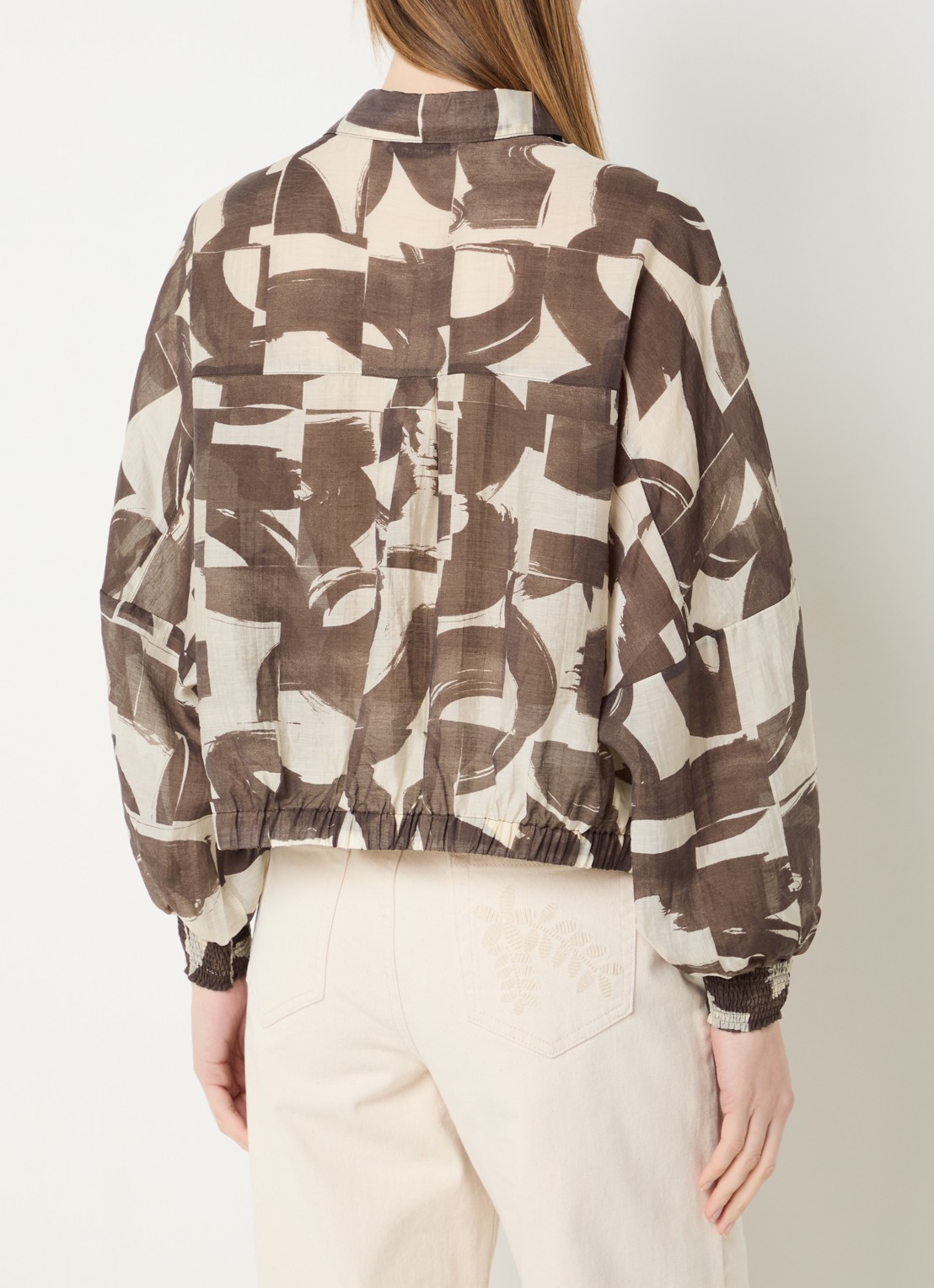 Summum Cropped blouse met grafische print en pofmouw - achterkant 4 donkerbruin