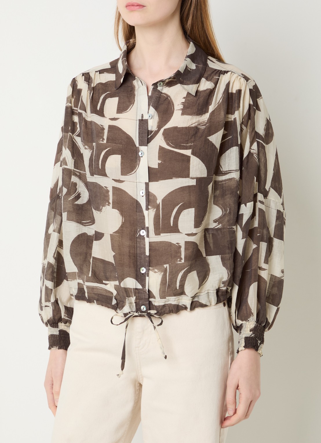 Summum Cropped blouse met grafische print en pofmouw - detail donkerbruin