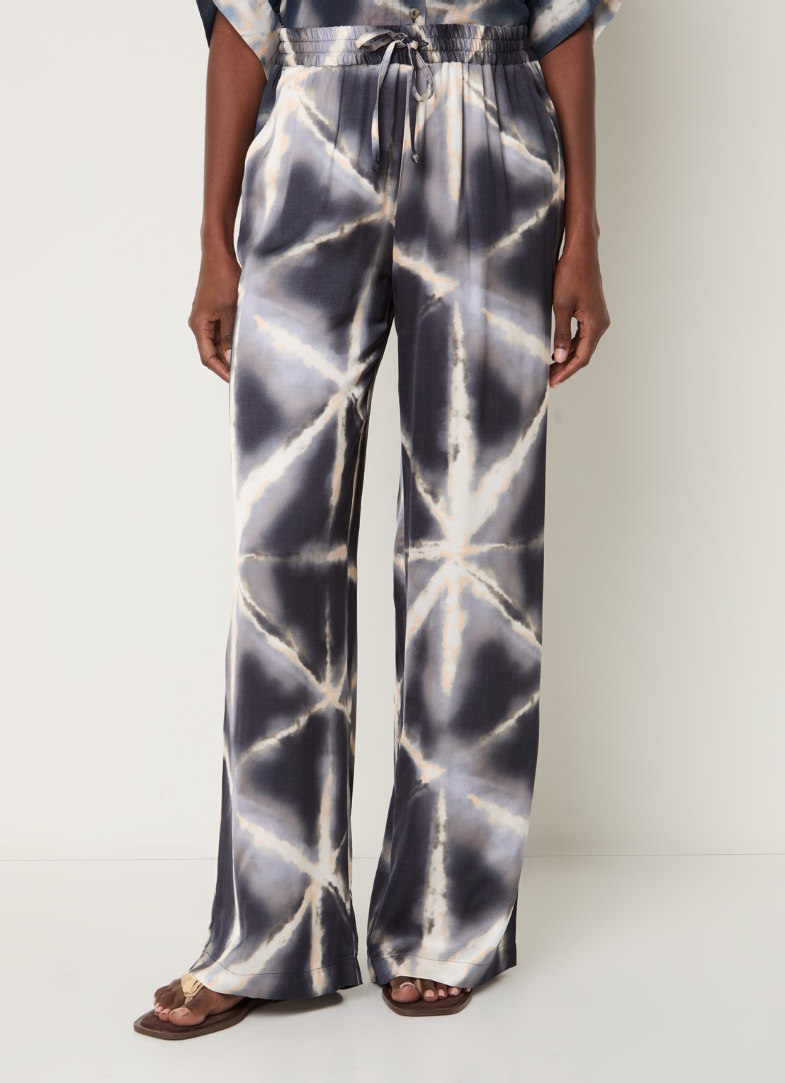 Summum High waist straight fit broek met tie-dye dessin en glanzende finish - detail 4 blauw