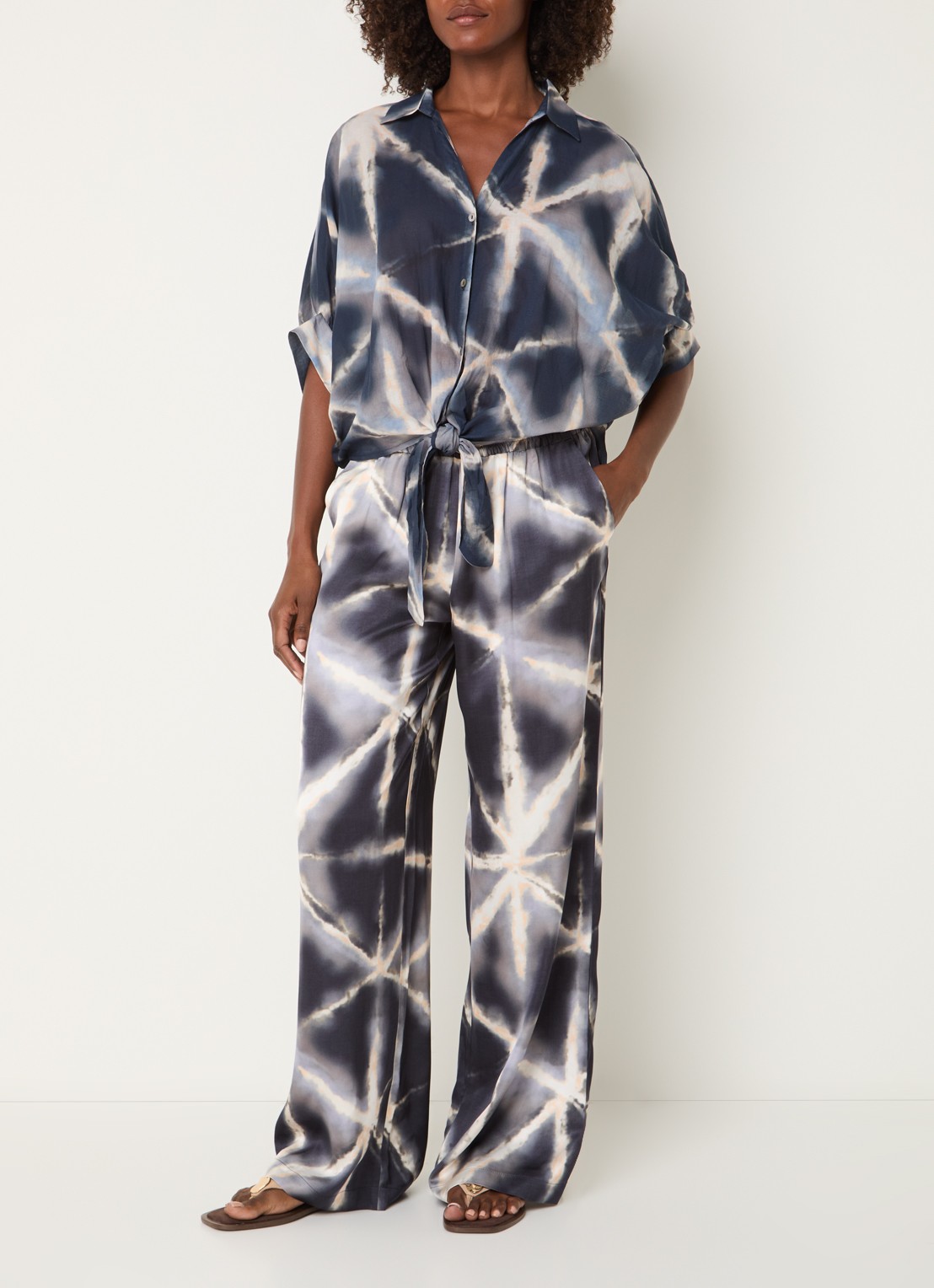 Summum High waist straight fit broek met tie-dye dessin en glanzende finish - voorkant 2 blauw
