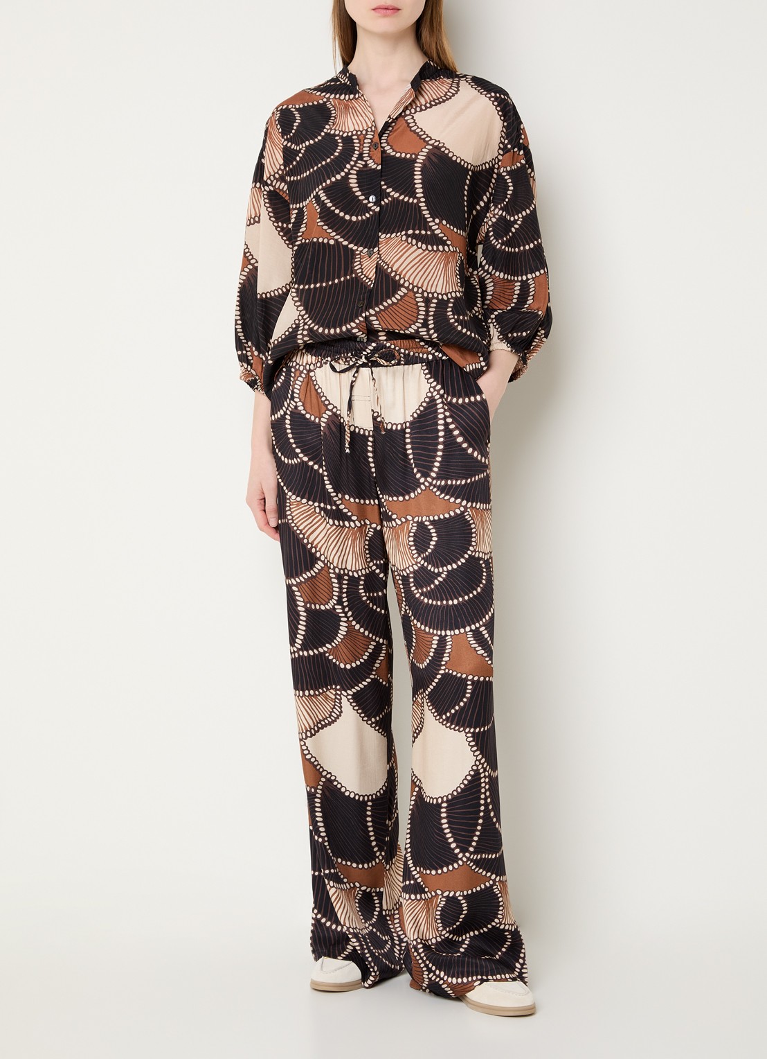 Summum High waist wide fit broek van satijn met steekzakken - voorkant 3 zwart