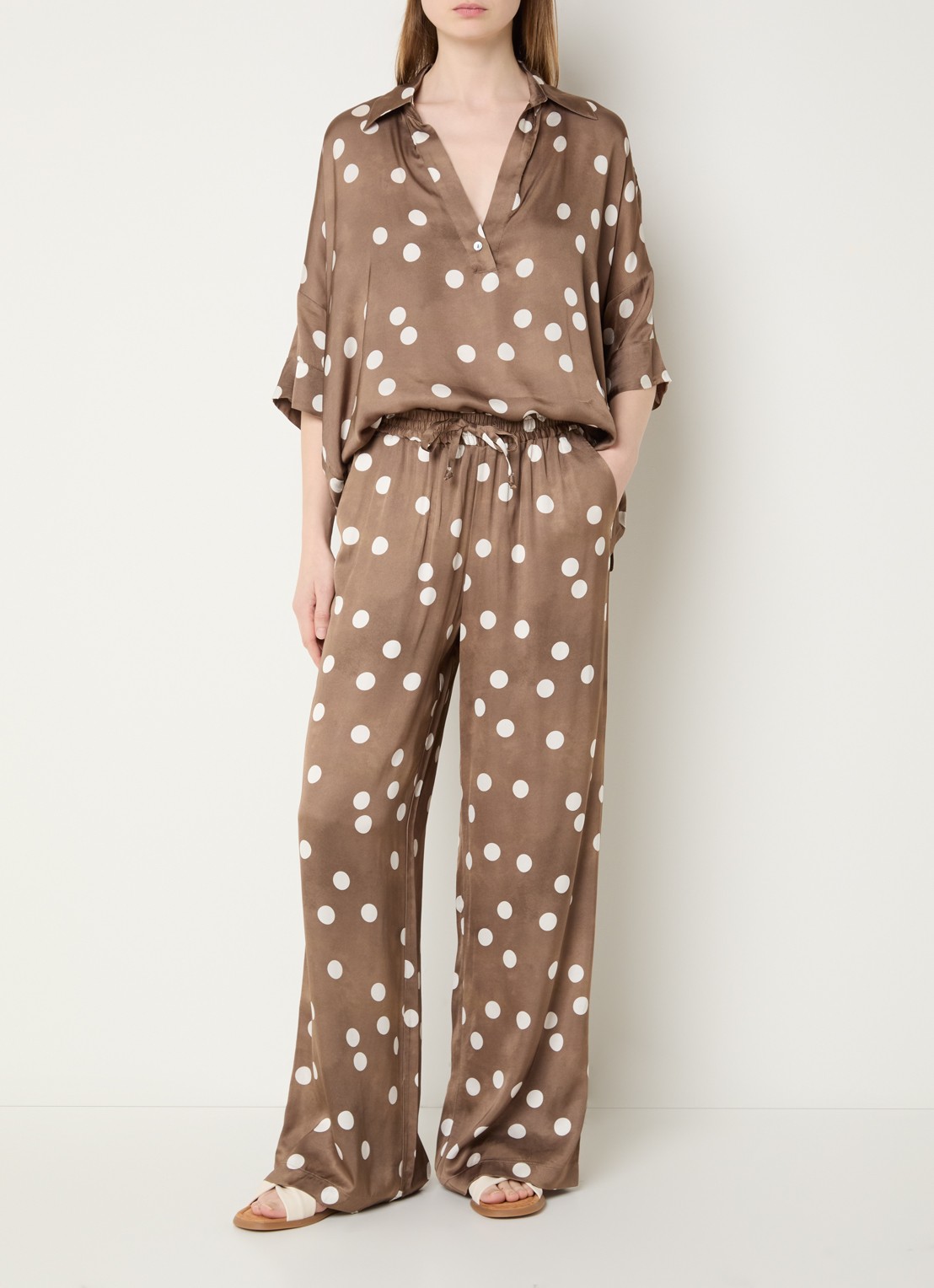 Summum High waist wide fit pantalon met stippenprint - voorkant 2 lichtbruin