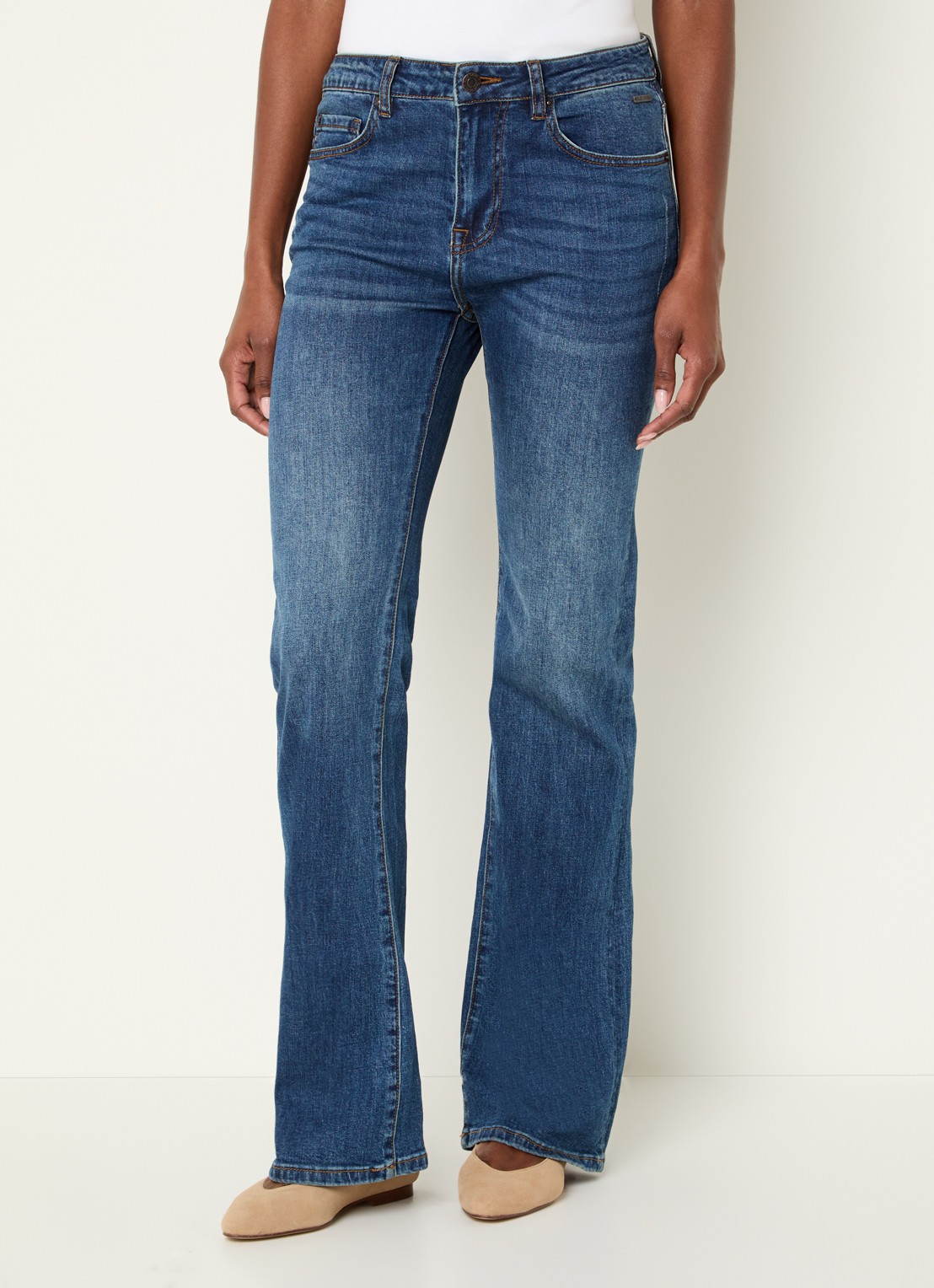 Summum Mid waist flared jeans met donkere wassing  - detail indigo