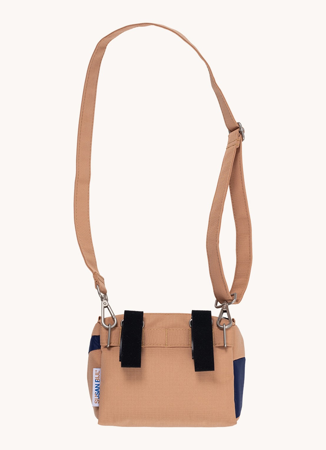 SUSAN BIJL Bum Bag Medium crossbodytas met waterafstotende coating - detail camel
