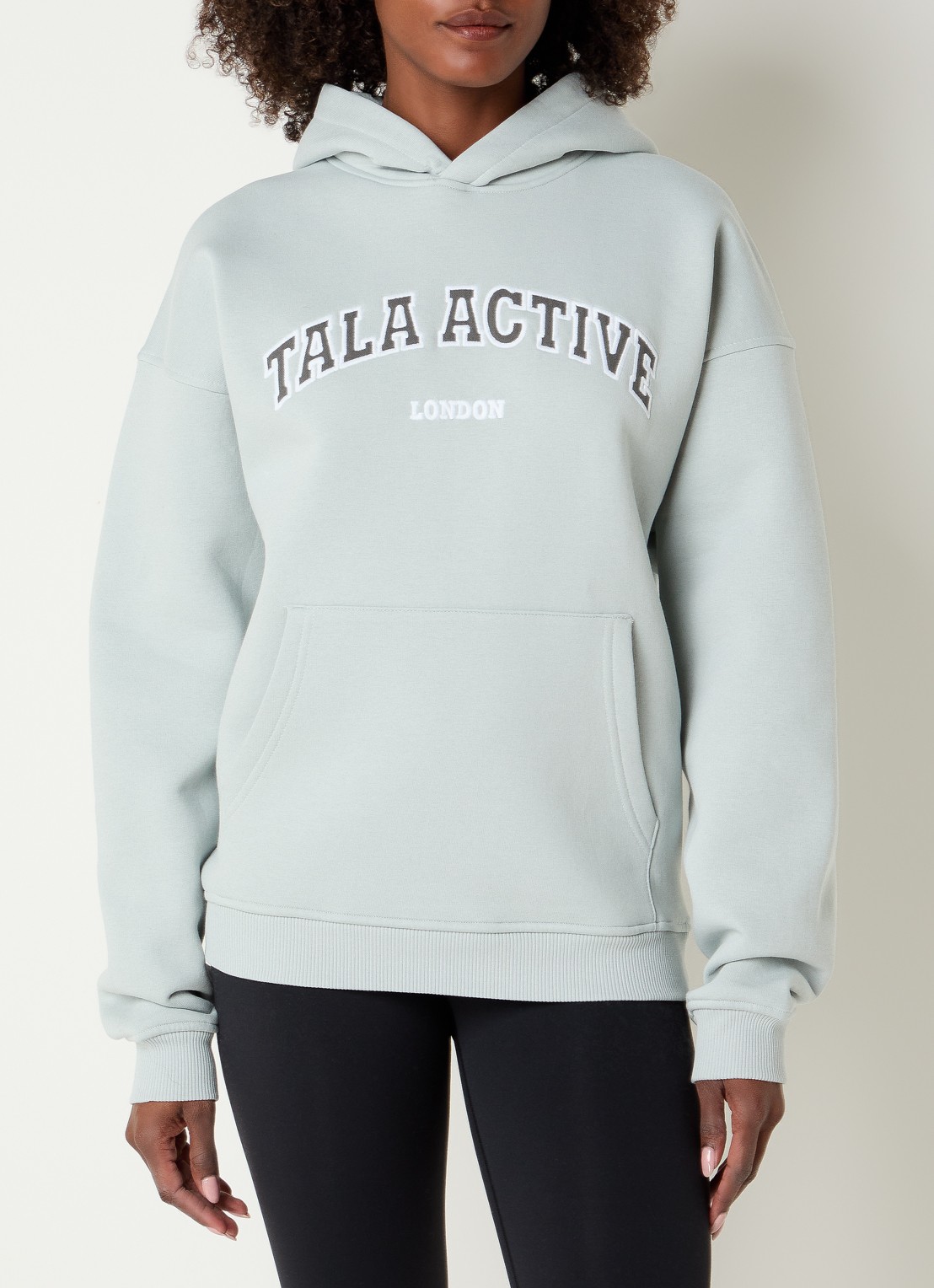 TALA Appli hoodie met logo - detail 4 lichtgrijs