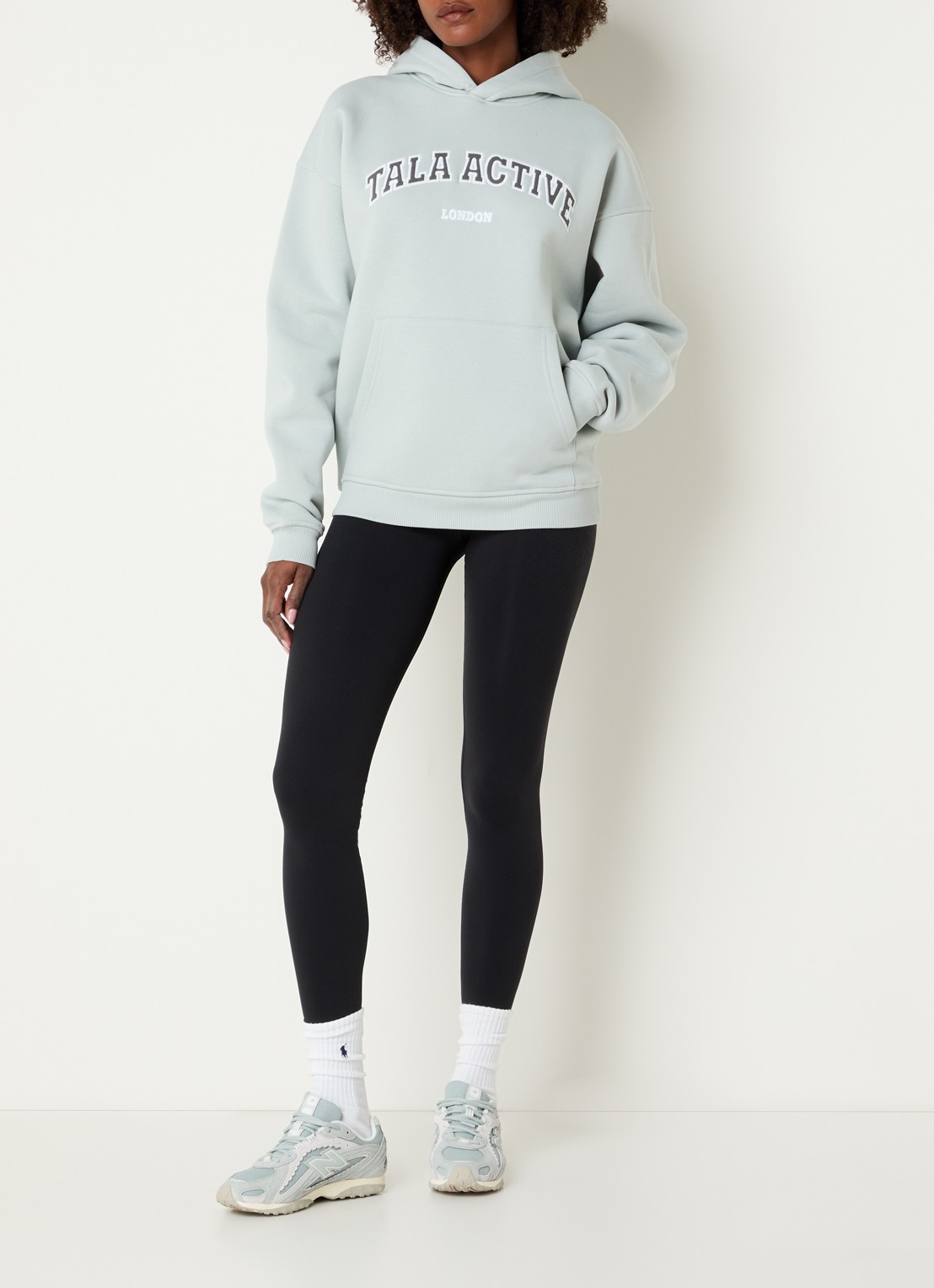 TALA Appli hoodie met logo - voorkant 3 lichtgrijs