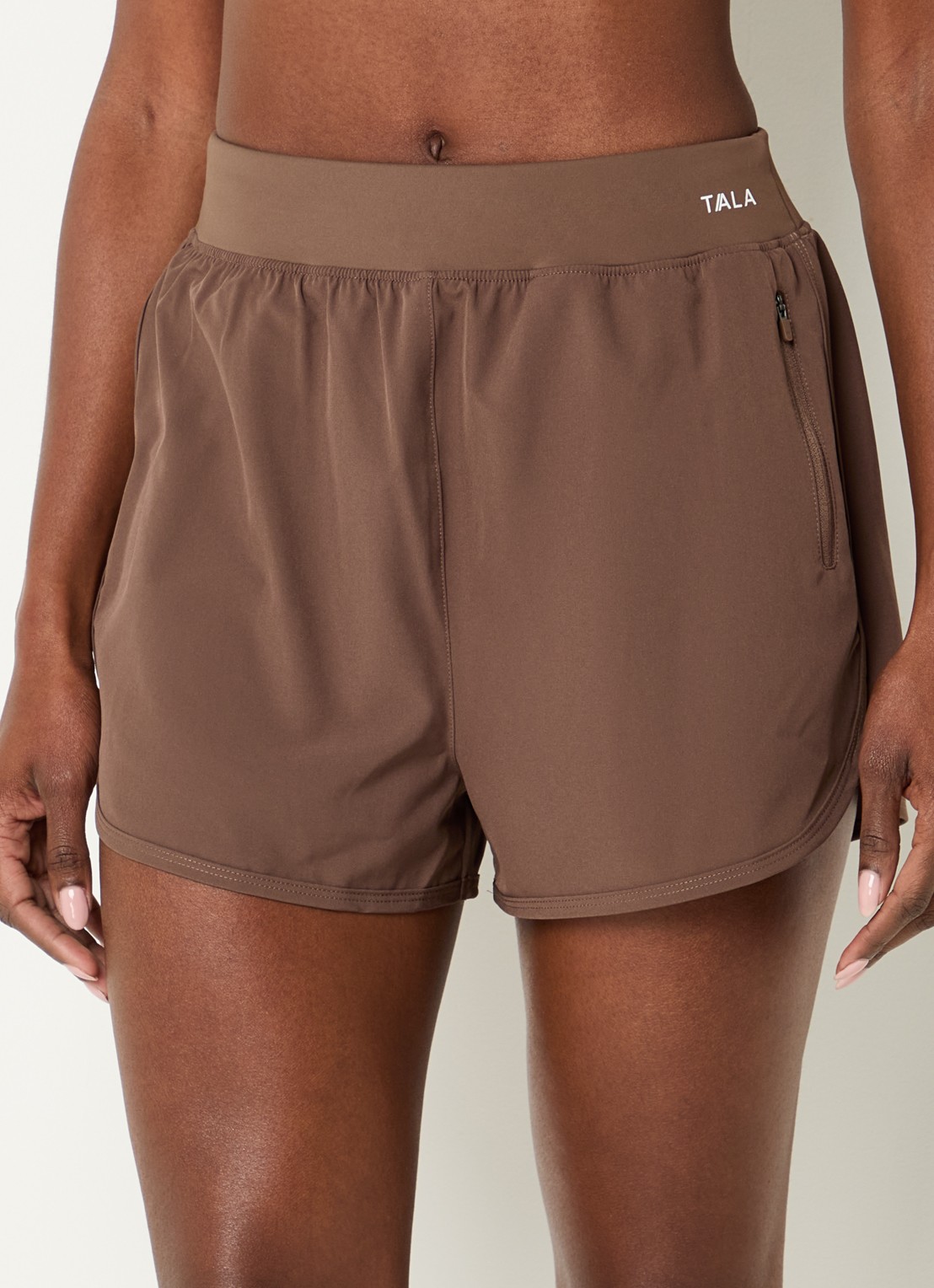 TALA SkinLuxe high waist straight fit trainingsshort met ritszakken - detail 3 bruin