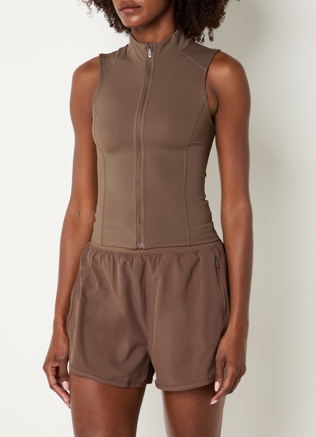 TALA SkinLuxe mouwloos sweatvest met opstaande kraag - detail 3 bruin