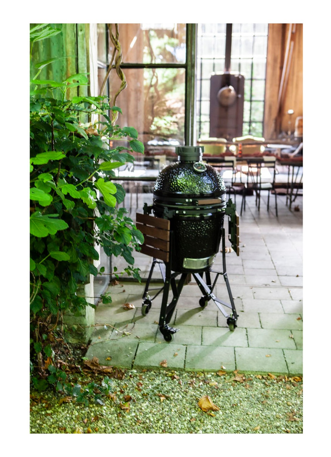 The Bastard Complete Medium 2022 kamado barbecue met verrijdbaar onderstel en zijtafel - detail 4 zwart