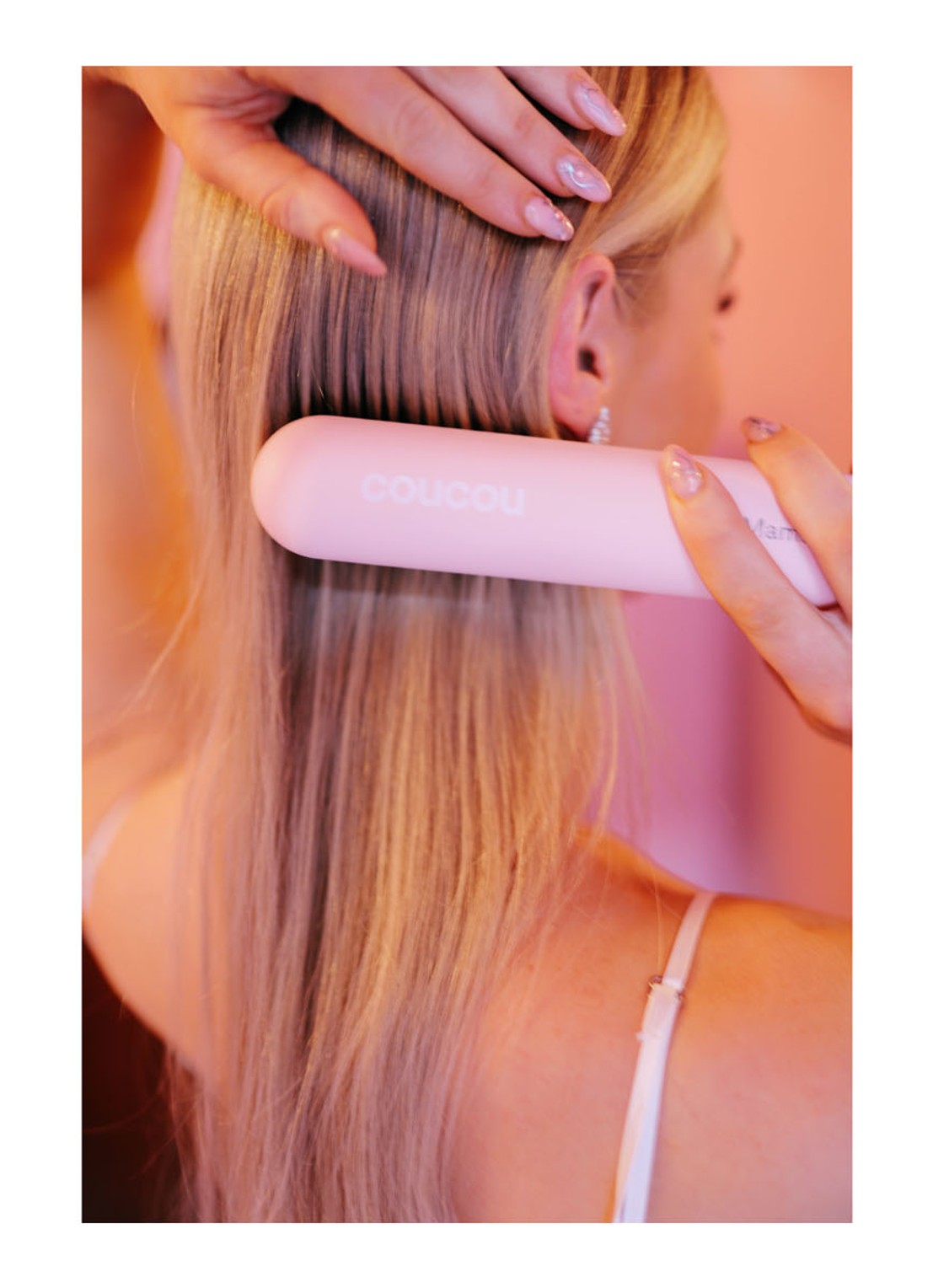 The Coucou Club Coucou Cordless Hair Straightening Brush - snoerloze elektrische haarborstel - detail 4 lichtroze