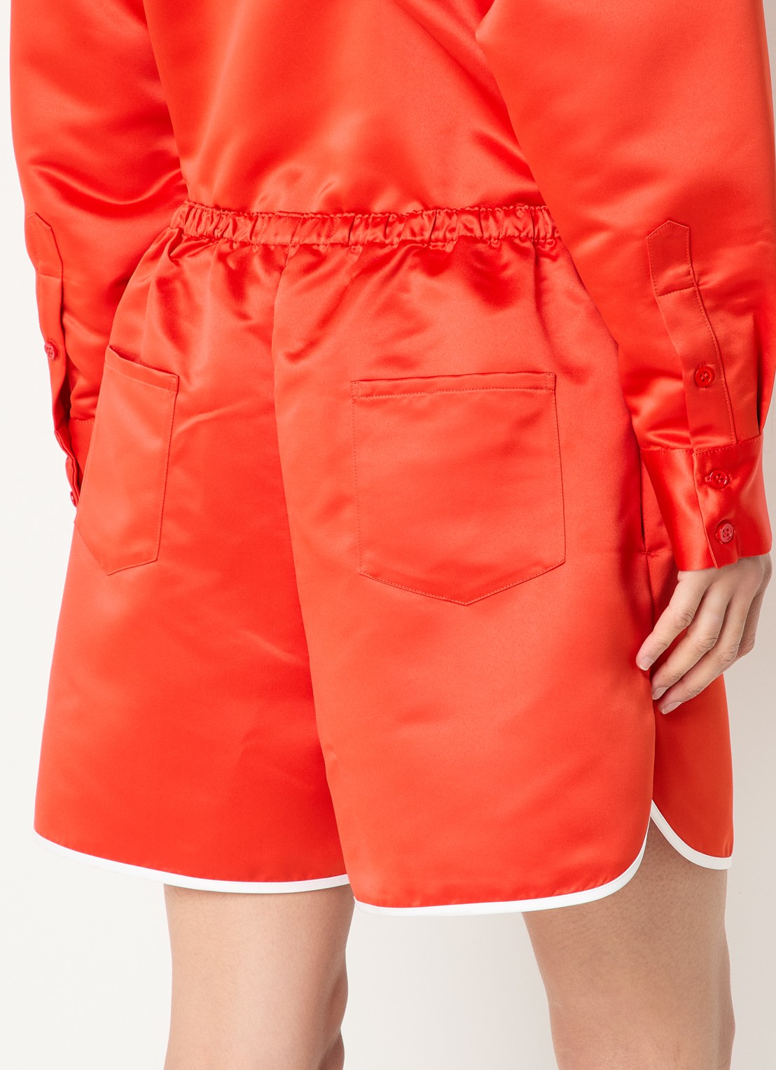 The Frankie Shop Adia low waist wide fit korte broek van satijn met opgestikte zakken - achterkant 4 rood