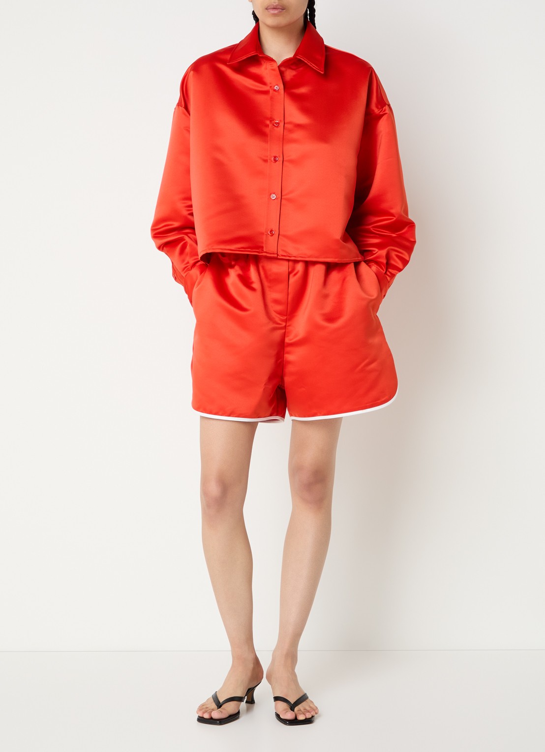 The Frankie Shop Adia low waist wide fit korte broek van satijn met opgestikte zakken - voorkant 2 rood