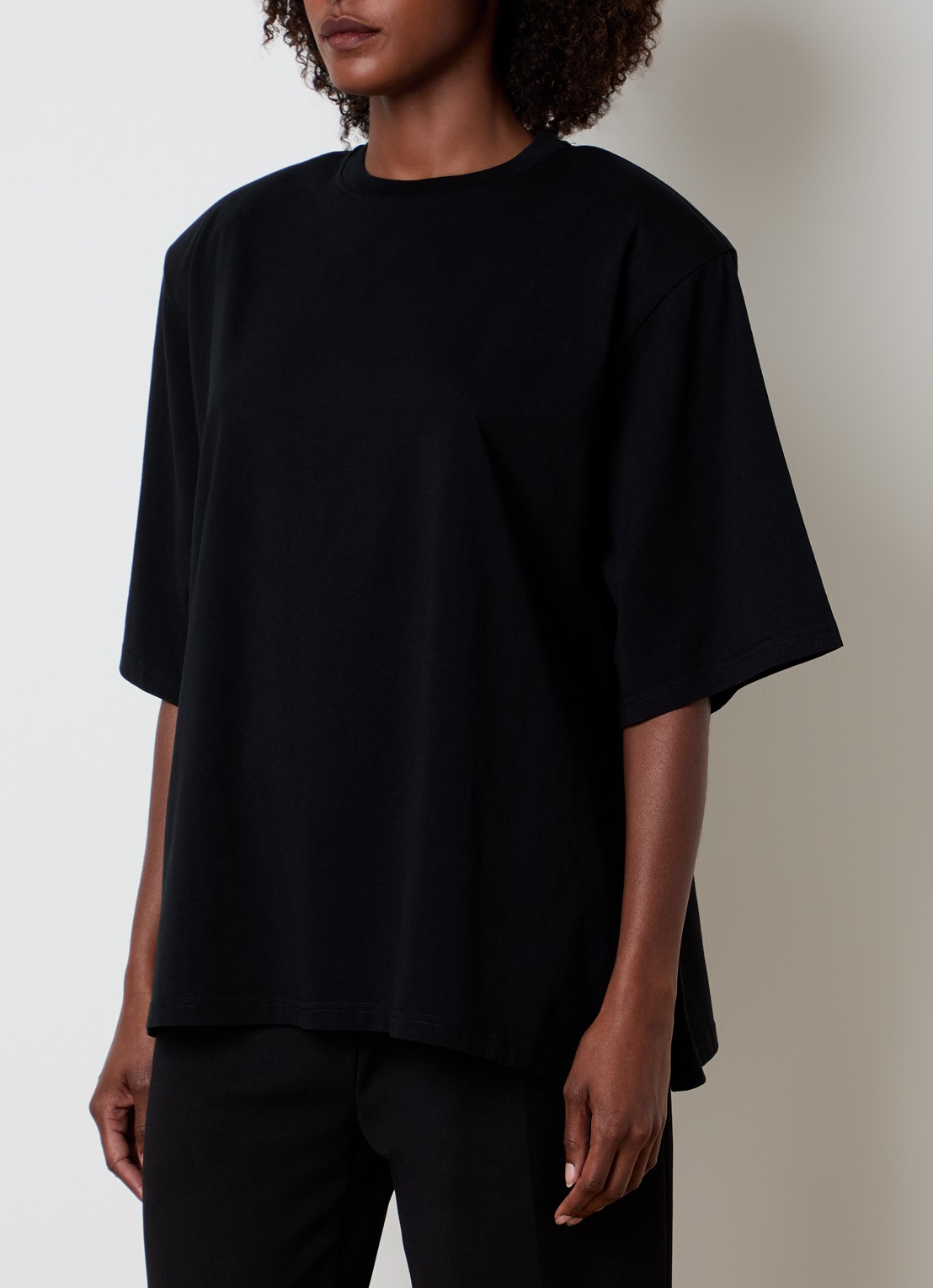 The Frankie Shop Anira T-shirt met schoudervulling - detail 2 zwart