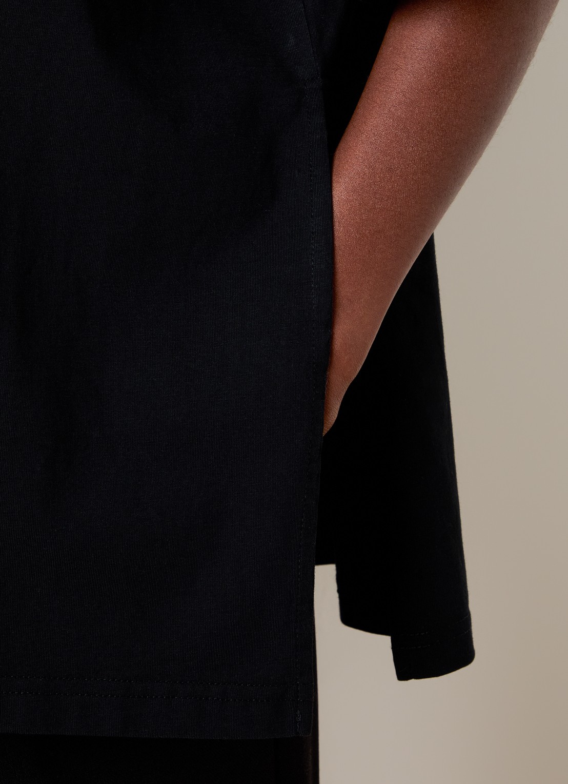 The Frankie Shop Anira T-shirt met schoudervulling - detail 3 zwart