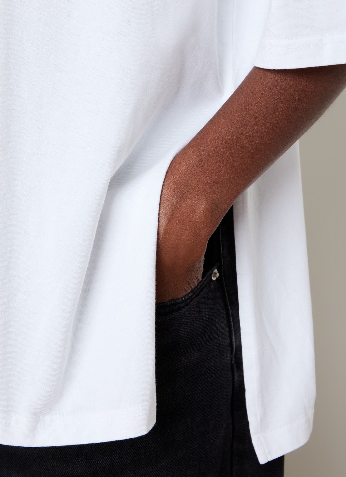 The Frankie Shop Anira T-shirt met schoudervulling - detail 2 wit