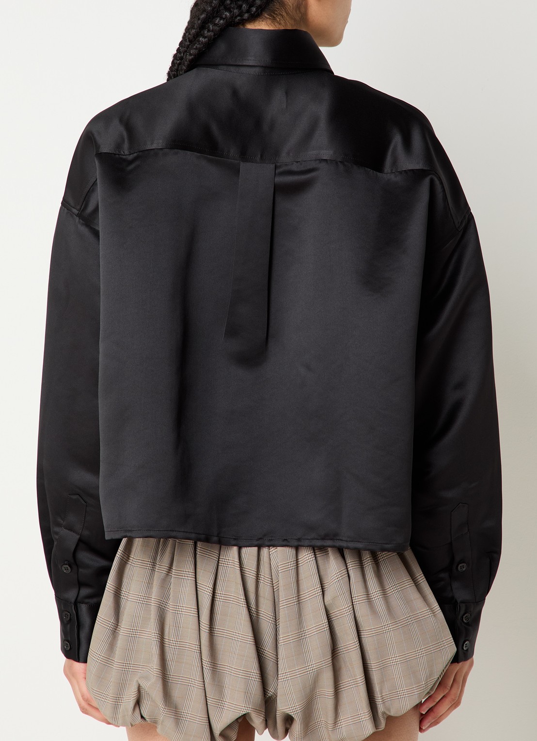 The Frankie Shop Arlen cropped blouse van satijn  - achterkant zwart