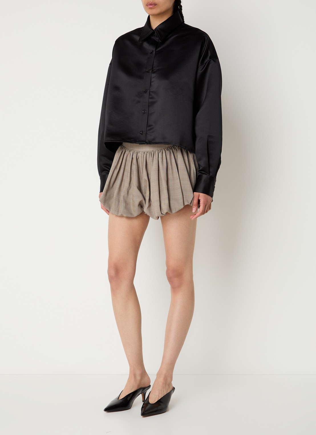 The Frankie Shop Arlen cropped blouse van satijn  - voorkant 3 zwart