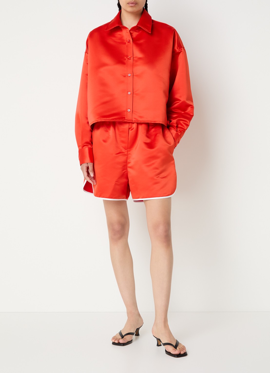 The Frankie Shop Arlen cropped blouse van satijn  - voorkant 2 rood
