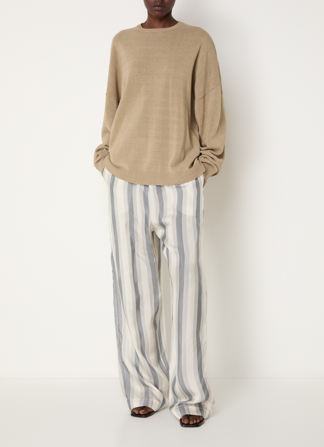 The Frankie Shop Basel oversized grofgebreide trui met ronde hals - voorkant 3 beige