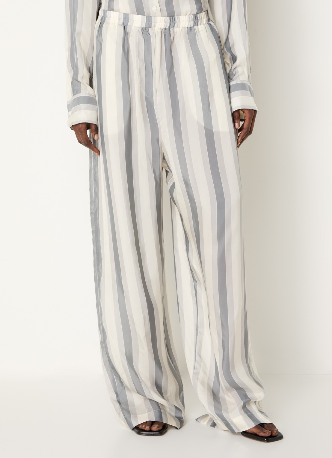The Frankie Shop Baxter semi-transparante broek met streepprint - detail 4 grijs