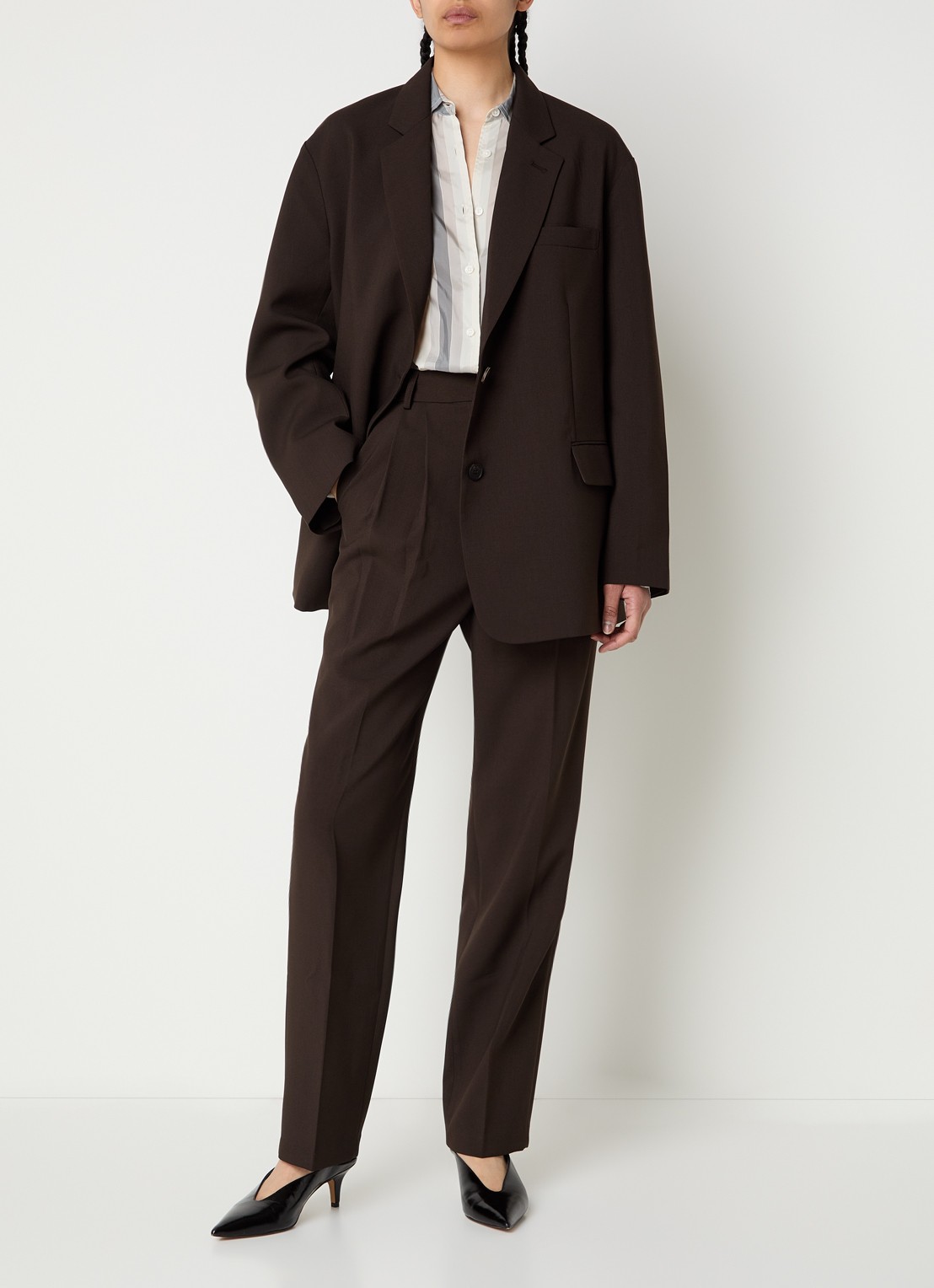 The Frankie Shop Bea high waist straigh fit pantalon met steekzakken  - voorkant 2 donkerbruin