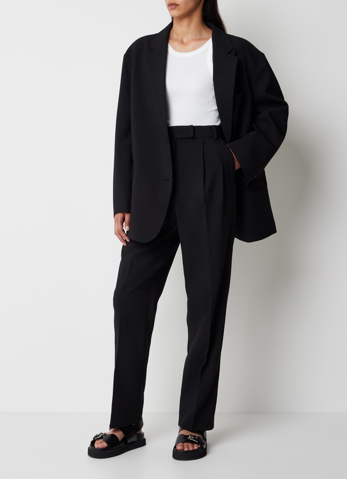 The Frankie Shop Bea oversized blazer met klepzakken - voorkant 3 zwart