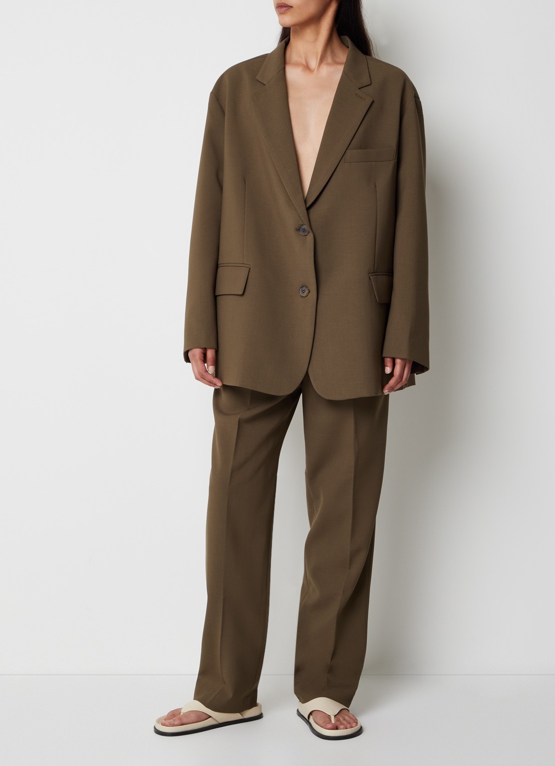 The Frankie Shop Bea oversized blazer met klepzakken - voorkant 2 bruin