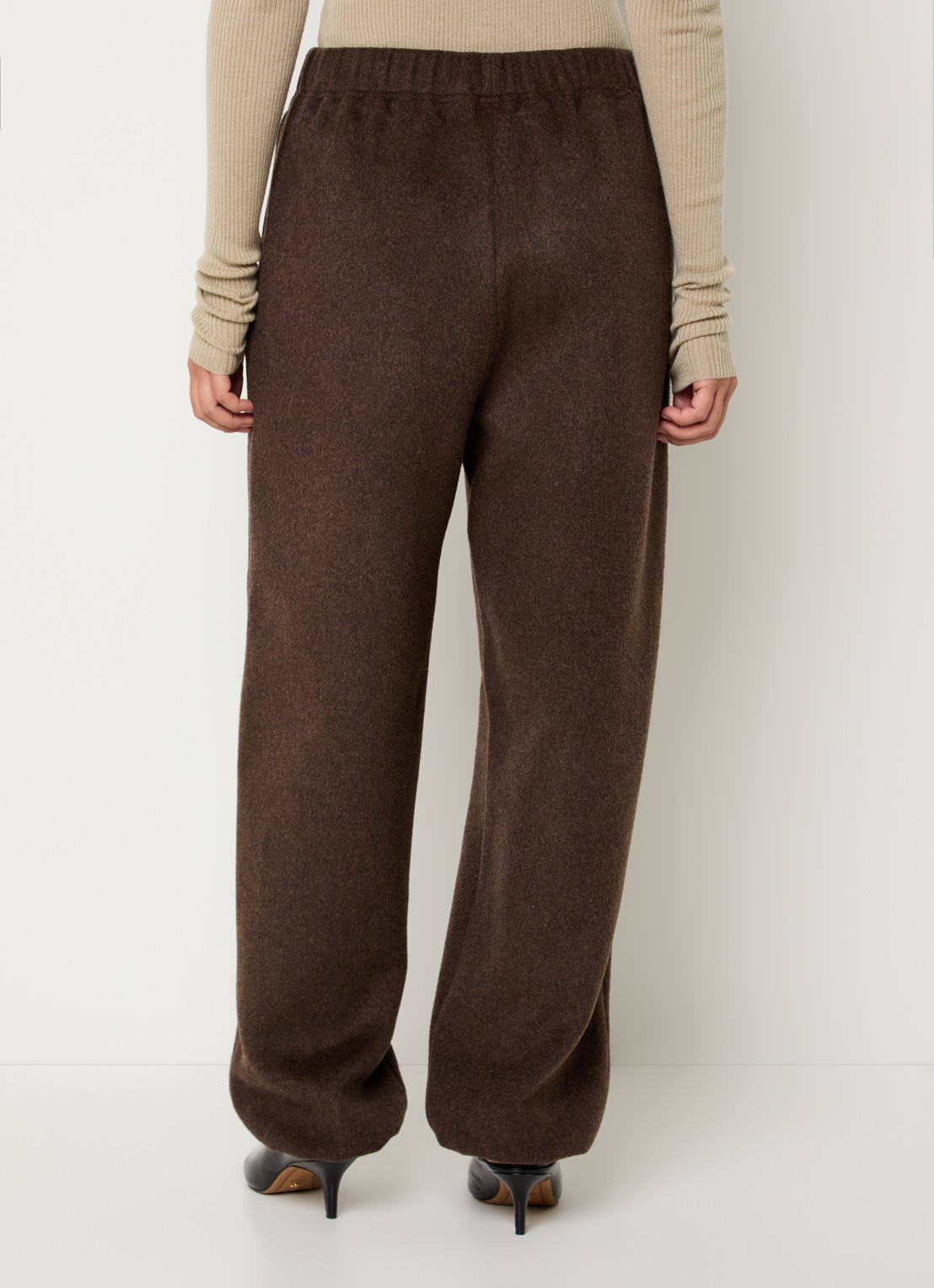 The Frankie Shop Delancey mid waist loose fit joggingbroek in wolblend - achterkant 4 bruin