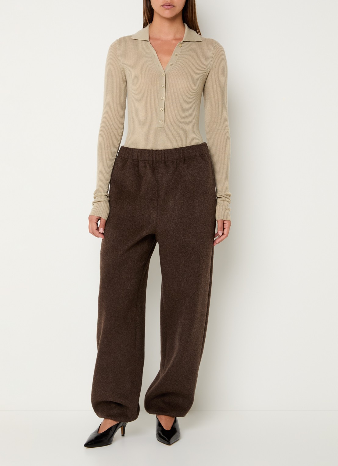 The Frankie Shop Delancey mid waist loose fit joggingbroek in wolblend - voorkant 2 bruin