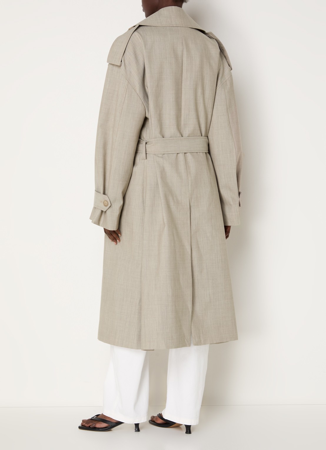 The Frankie Shop Dursely double-breasted trenchcoat van wol met ceintuur en steekzakken - achterkant beige