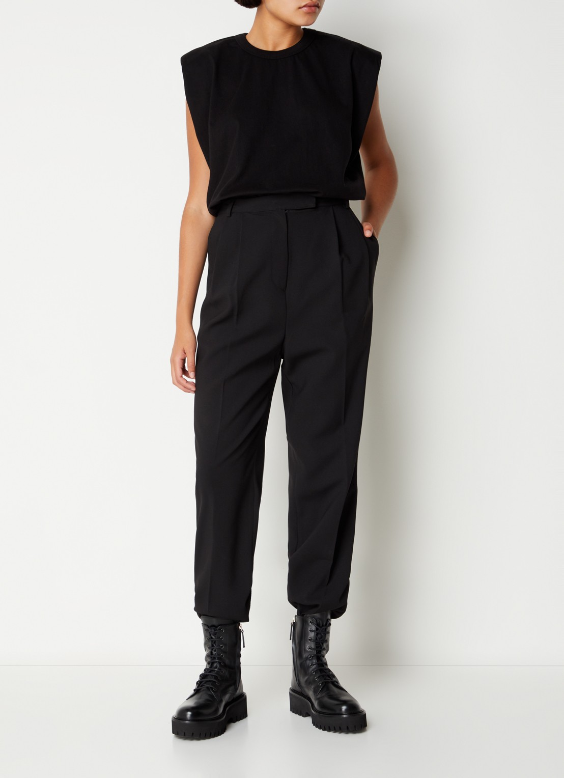 The Frankie Shop Eva top met schoudervulling - voorkant 3 zwart