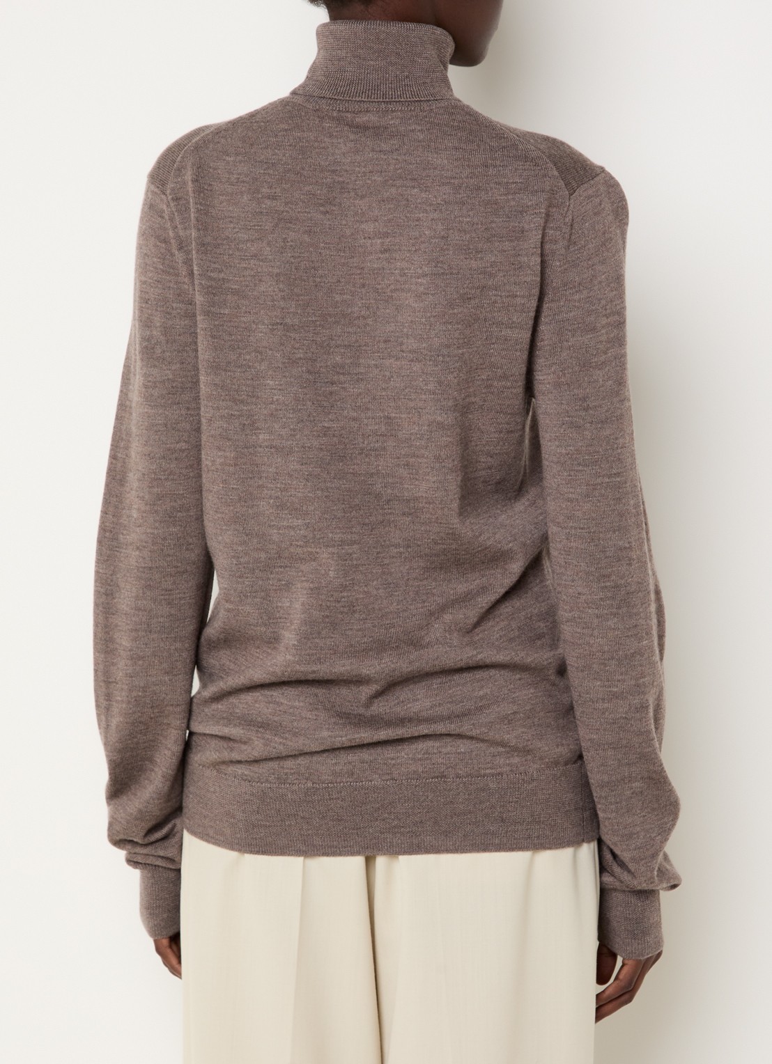 The Frankie Shop Eve fijngebreide trui van merino wol met col - achterkant donkerbeige