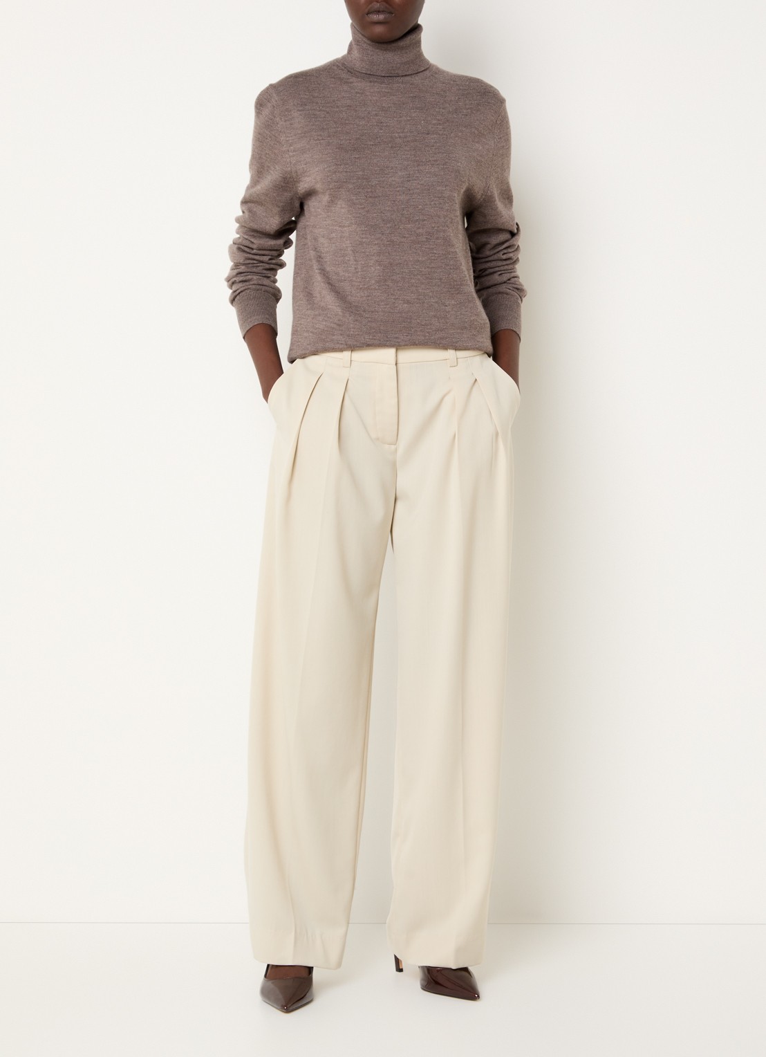 The Frankie Shop Eve fijngebreide trui van merino wol met col - voorkant 4 donkerbeige