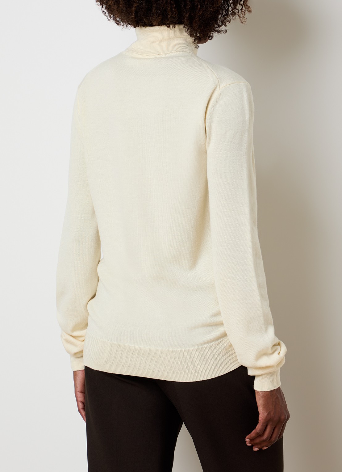 The Frankie Shop Eve Thin fijngebreide coltrui van merino wol - achterkant lichtgeel