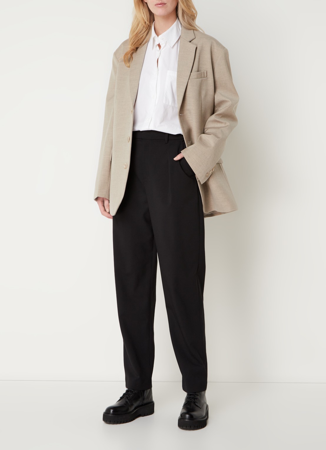 The Frankie Shop Gelso oversized blazer met klepzakken  - voorkant 2 zand