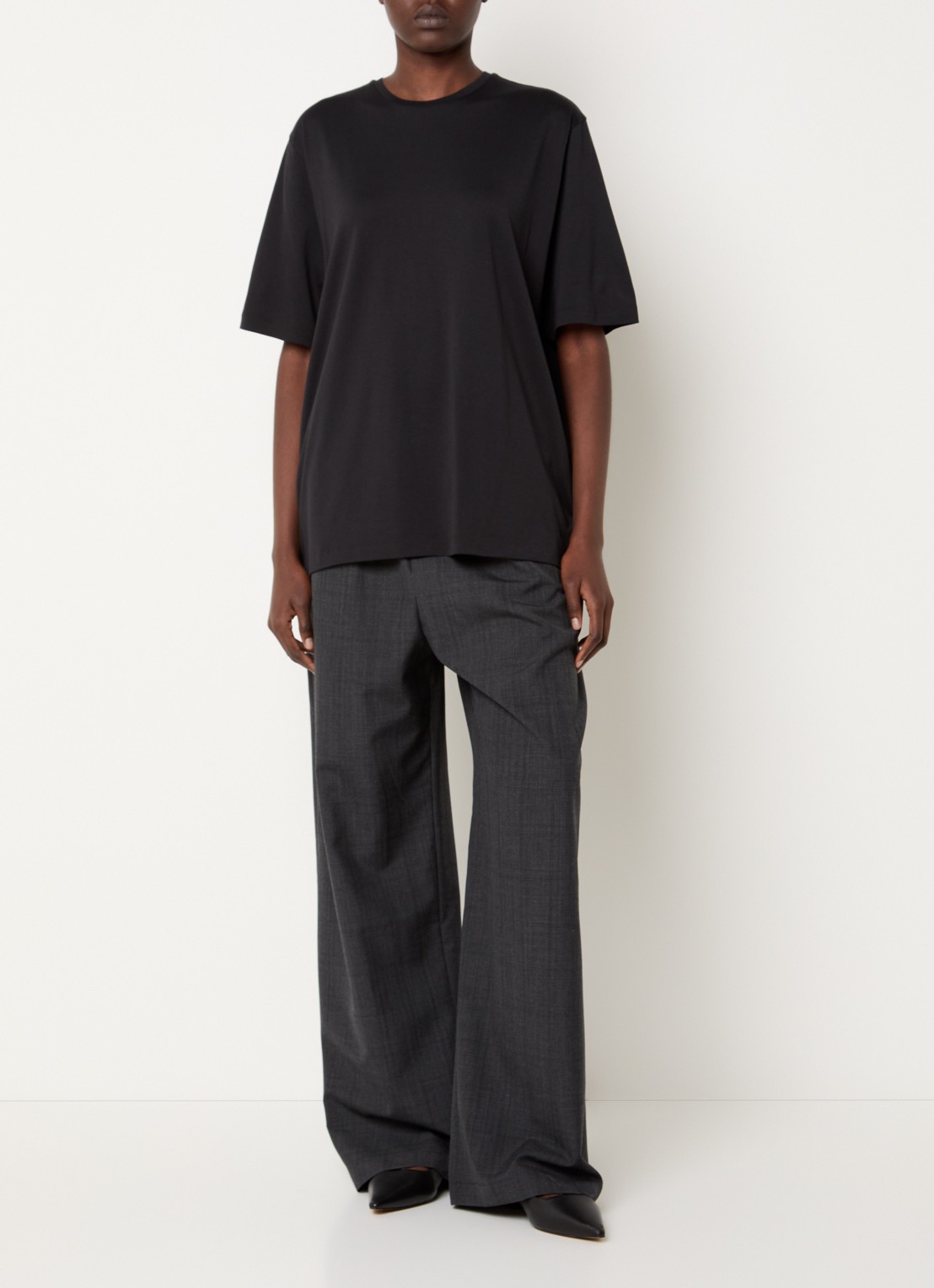 The Frankie Shop Harper T-shirt met ronde hals - voorkant 3 zwart