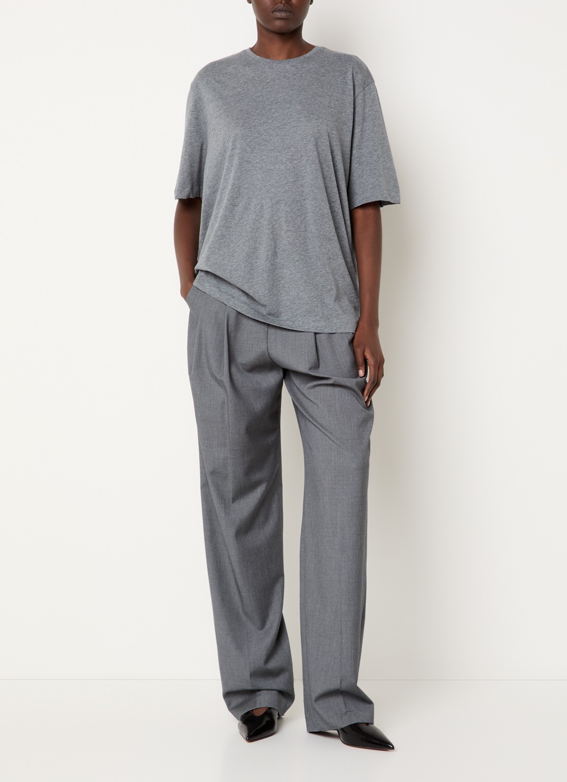 The Frankie Shop Harper T-shirt met ronde hals - voorkant 4 grijsmele