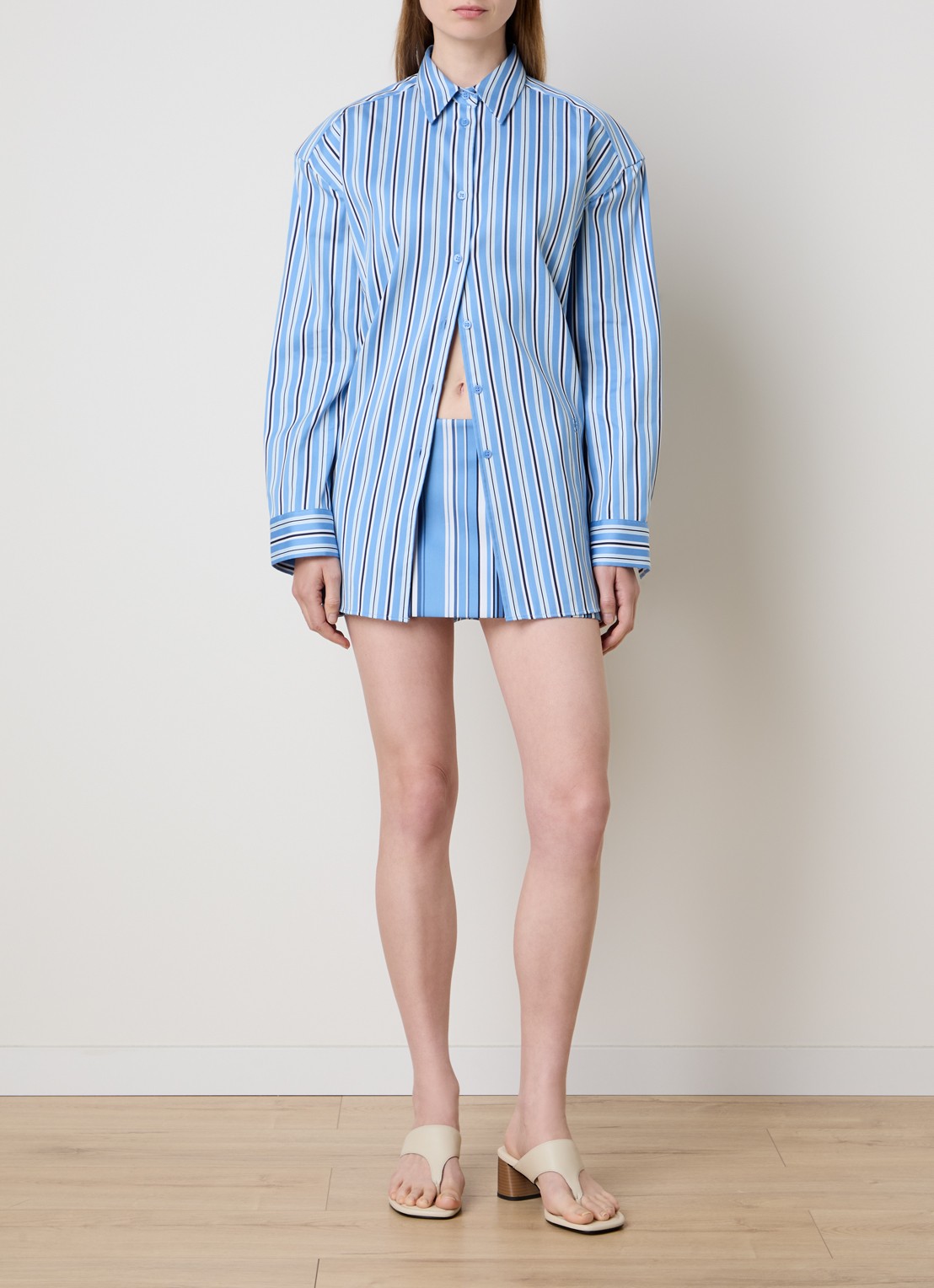 The Frankie Shop Hera minirok met streepprint - voorkant 2 blauw